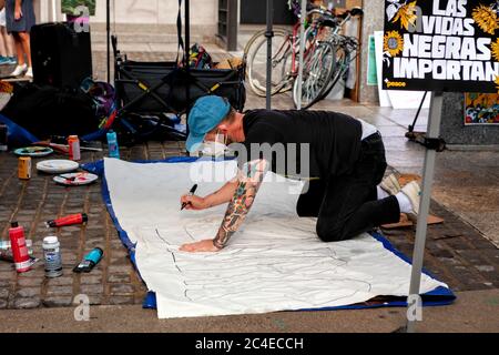 Un artiste commence à créer une fresque murale lors des dix-septième célébrations et des manifestations à Black Lives Matter Plaza, Washington, DC, États-Unis Banque D'Images