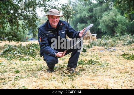 Potsdam, Allemagne. 26 juin 2020. Le blaster Mike Schwitzke se trouve sur l'île de l'amitié de potsdam après le tir et montre un éclat de bombe. Dans la capitale de l'État Potsdam (Brandebourg), une bombe anglaise de 250 kg a explosé le 26.06.2020. Credit: Julian Stähle/dpa-Zentralbild/dpa/Alay Live News Banque D'Images