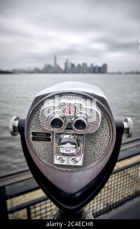 Photo verticale d'une tour en métal avec un incroyable Vue sur les gratte-ciel de Manhattan à New York Banque D'Images