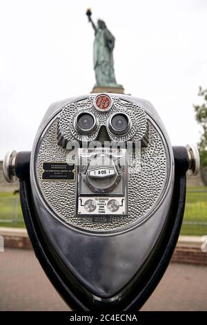 Photo verticale d'une tour en métal avec un incroyable Vue sur la Statue de la liberté Banque D'Images