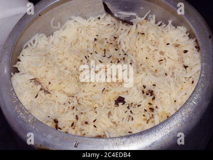 Plat indien ou nourriture Jeera riz dans une cuisinière Banque D'Images