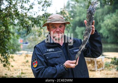 Potsdam, Allemagne. 26 juin 2020. Dans la capitale de l'État Potsdam (Brandebourg) le 26.06.2020 une bombe anglaise de 250 kg est détonée. Le blaster Mike Schwitzke se trouve sur l'île de l'amitié de potsdam après le tir et montre une bombe. Credit: Julian Stähle/dpa-Zentralbild/dpa/Alay Live News Banque D'Images