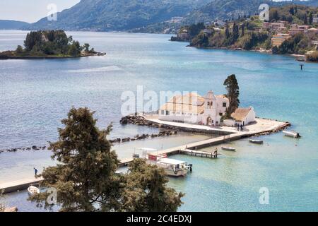 Le monastère de Panagia Vlacherna de Panayia avec l'île de la souris à Corfou, Grèce Banque D'Images