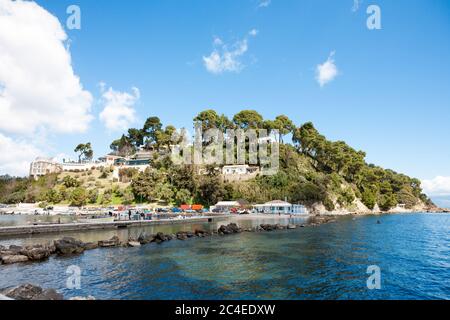 Vue sur Kanoni depuis le monastère de Vlacherna à Corfou, Grèce Banque D'Images