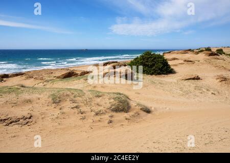 Mer avec une large plage de sable et des grès au lac de Korission, à Corfou, Grèce Banque D'Images