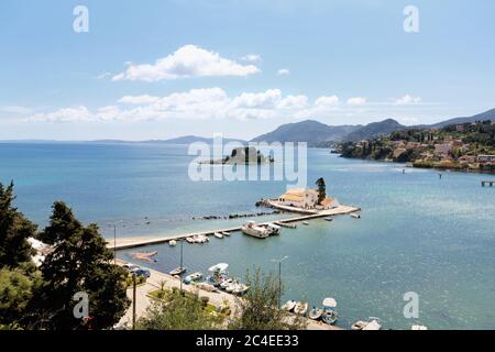 L'église de Panagia Vlacherna et l'île de la souris vue de la colline de Kanoni à Corfou, Grèce Banque D'Images