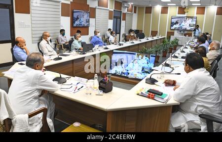 Jaipur, Rajasthan, Inde, 26 juin 2020: Le ministre en chef Ashok Gehlot a présenté des certificats électroniques de la «vie heureuse et harmonieuse» - un atelier en ligne de 5 jours sur l'inclusion des valeurs humaines dans l'éducation technique à l'Université technique de Bikaner, par le biais de la vidéoconférence de Jaipur. Crédit : Sumit Saraswat/Alay Live News Banque D'Images