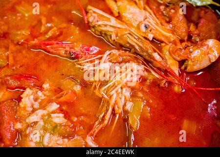 Close-up d'un pot à concocter un ragoût de fruits de mer avec crevettes, des plats typiquement méditerranéens. Banque D'Images