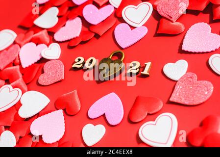 Fond romantique pour la Saint-Valentin 2021 de coeur rouge pour les amoureux. Banque D'Images