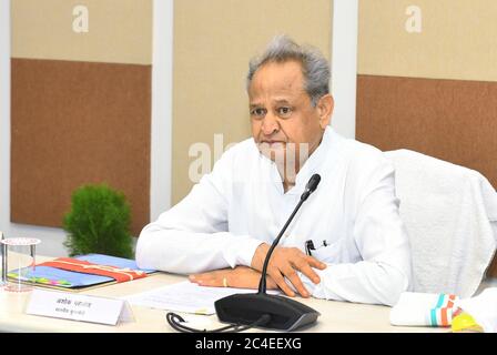 Jaipur, Rajasthan, Inde, 26 juin 2020: Le ministre en chef Ashok Gehlot a présenté des certificats électroniques de la «vie heureuse et harmonieuse» - un atelier en ligne de 5 jours sur l'inclusion des valeurs humaines dans l'éducation technique à l'Université technique de Bikaner, par le biais de la vidéoconférence de Jaipur. Crédit : Sumit Saraswat/Alay Live News Banque D'Images