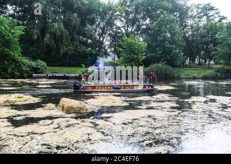 Potsdam, Allemagne. 26 juin 2020. Dans la capitale de l'État Potsdam (Brandebourg) le 26.06.2020 une bombe anglaise de 250 kg est détonée. Le nettoyage est en plein mouvement. Les pompiers et THW tentent maintenant de recueillir la paille qui a été distribuée. Credit: Julian Stähle/dpa-Zentralbild/dpa/Alay Live News Banque D'Images