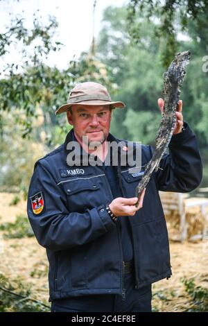 Potsdam, Allemagne. 26 juin 2020. Dans la capitale de l'État Potsdam (Brandebourg) le 26.06.2020 une bombe anglaise de 250 kg est détonée. Le blaster Mike Schwitzke se trouve sur l'île de l'amitié de potsdam après le tir et montre une bombe. Credit: Julian Stähle/dpa-Zentralbild/dpa/Alay Live News Banque D'Images