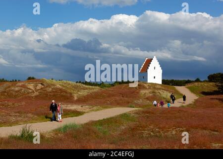 Tour de Den Tilsandede Kirke (église enterrée) ensevelie par des pontes de sable, Skagen, Jutland, Danemark, Europe Banque D'Images