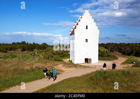 Tour de Den Tilsandede Kirke (église enterrée) ensevelie par des pontes de sable, Skagen, Jutland, Danemark, Europe Banque D'Images