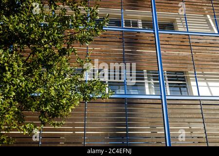 Façade d'un nouveau bâtiment, avec panneaux en bois pour refroidir les chambres en été, et économiser l'énergie durable. Banque D'Images