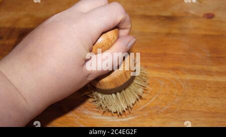 Main tenant une brosse de rasage Banque D'Images