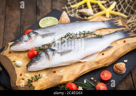 Poisson frais de mer cru sur la table en bois Banque D'Images