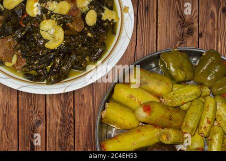 Feuilles de vigne de raisin, courgettes, poivre, et serviette, farcies de riz et de viande, un Mediterra traditionnel Banque D'Images