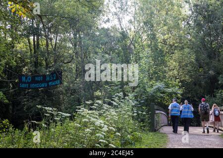 Denham, Royaume-Uni. 26 juin 2020. Les officiers de liaison de la police métropolitaine traversent un pont près d'un camp créé par des activistes de la rébellion HS2 et de la rébellion des extinction du Royaume-Uni qui participent à une randonnée sur la « Rebel Trail » le long de la liaison ferroviaire à grande vitesse HS2 de Birmingham à Londres. Les militants, qui ont quitté Birmingham le 20 juin et qui arriveront devant le Parlement à Londres le 27 juin, protestent contre l'impact environnemental de la liaison ferroviaire à grande vitesse et remettent en question la viabilité du projet de 100 milliards de livres sterling. Crédit : Mark Kerrison/Alamy Live News Banque D'Images