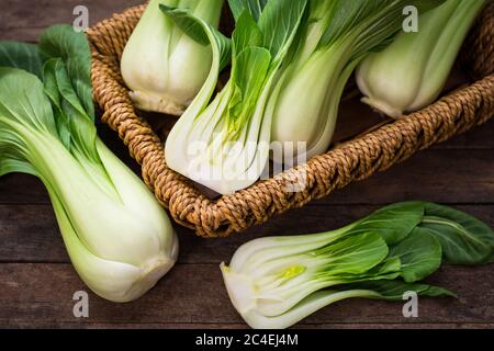 Pak choi dans le panier sur la table en bois Banque D'Images