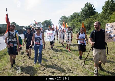 Harefield, Royaume-Uni. 26 juin 2020. Les activistes de la rébellion HS2 et de la rébellion des extinction du Royaume-Uni participent à une randonnée sur la « Rebel Trail » le long de la route de la liaison ferroviaire à grande vitesse HS2 de Birmingham à Londres. Les militants, qui ont quitté Birmingham le 20 juin et qui arriveront devant le Parlement à Londres le 27 juin, protestent contre l'impact environnemental de la liaison ferroviaire à grande vitesse et remettent en question la viabilité du projet de 100 milliards de livres sterling. Crédit : Mark Kerrison/Alamy Live News Banque D'Images