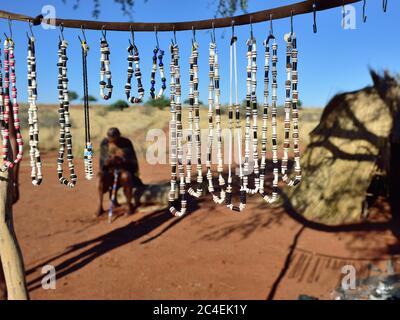 Bijouterie artisanale dans un village de Bush. Le peuple San, également connu sous le nom de Bushmen, est membre de divers peuples indigènes chasseurs-cueilleurs du Sud A. Banque D'Images