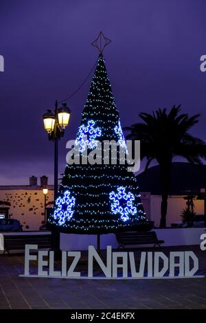 Sapin de Noël illuminé avec décorations de Feliz Navidad la Olivia Fuerteventura Iles Canaries Espagne Banque D'Images