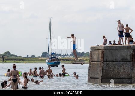Leigh-on-Sea, Royaume-Uni. 26 juin 2020. Les gens sautent du quai Bell dans l'eau froide. Les gens de Old Leigh, Essex, apprécient le temps chaud et les plages moins bondées. Penelope Barritt/Alay Live News Banque D'Images