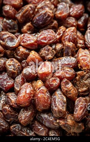 Une photo plein cadre des dates à vendre sur un marché Banque D'Images