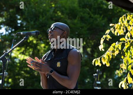 Andrew Ashiofu (Ikechukwu) parle à des centaines de partisans de son expérience d'immigrant du Nigeria et membre de la communauté LGBTQ+ lors de la Marche All Black Lives Matter sur South Lake Union à Seattle, le jeudi 25 juin 2020. La marche a été organisée en soutien à la communauté noire LGBTQ+ et en solidarité pour les meurtres de Riah Milton et Dominique Rém'mie et d’autres femmes noires trans. Banque D'Images