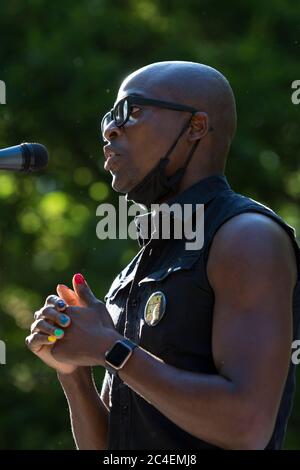 Andrew Ashiofu (Ikechukwu) parle à des centaines de partisans de son expérience d'immigrant du Nigeria et membre de la communauté LGBTQ+ lors de la Marche All Black Lives Matter sur South Lake Union à Seattle, le jeudi 25 juin 2020. La marche a été organisée en soutien à la communauté noire LGBTQ+ et en solidarité pour les meurtres de Riah Milton et Dominique Rém'mie et d’autres femmes noires trans. Banque D'Images
