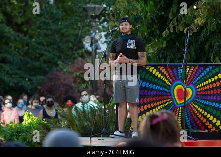 Elijah, un trans-homme noir et activiste, parle à des centaines de partisans à la All Black Lives Matter Marche sur South Lake Union à Seattle le jeudi 25 juin 2020. La marche a été organisée en soutien à la communauté noire LGBTQ+ et en solidarité pour les meurtres de Riah Milton et Dominique Rém'mie et d’autres femmes noires trans. Banque D'Images