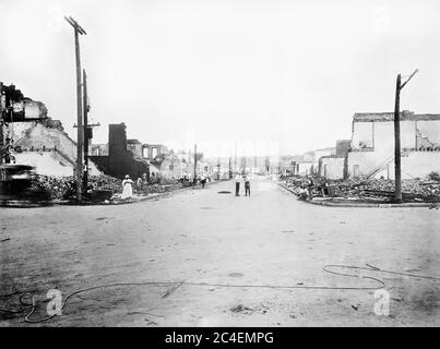 Dévastation of Greenwood District After Race Riolors, Tulsa, Oklahoma, États-Unis, American National Red Cross Photograph Collection, juin 1921 Banque D'Images