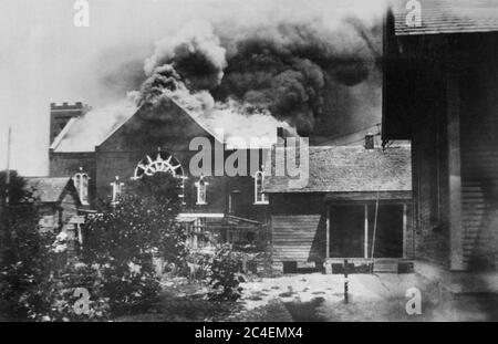 Burning of Church, où les munitions ont été stockées pendant la course de Riot, Tulsa, Oklahoma, États-Unis, American National Red Cross Photograph Collection, juin 1921 Banque D'Images