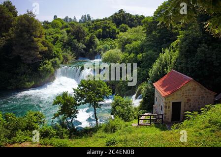 Cascades et un moulin en pierre dans le parc national de Krka, Croatie Banque D'Images