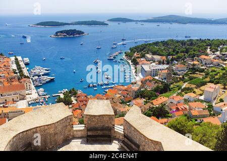 Vue à couper le souffle sur la ville de Hvar et son port depuis la forteresse espagnole avec le bastion du château à l'avant Banque D'Images