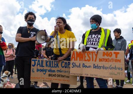 Une femme s'adresse à une foule avec un mégaphone lors d'une manifestation Black Lives Matter, Hyde Park, Londres, 20 juin 2020 Banque D'Images