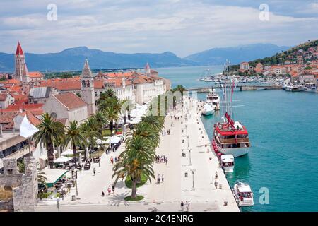 La vieille ville de Trogir en Croatie depuis la forteresse Banque D'Images