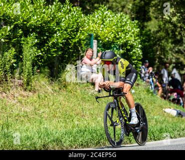 Bosdarros, France - 19 juillet 2019 : le cycliste italien Matteo Trentin de l'équipe Mitchelton-Scott, à l'étape 13, procès à temps individuel, de le to Banque D'Images