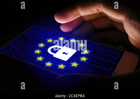 Concept GDPR avec homme utilisant un smartphone et icône de verrouillage sur l'écran virtuel. Banque D'Images