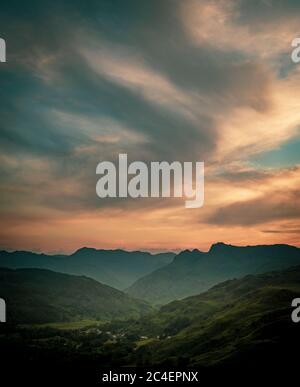 Coucher de soleil sur la chaîne des Langdale Pikes, Lake District, UK Banque D'Images