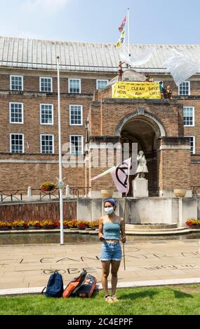 Bristol, Royaume-Uni. 26th juin 2020 extinction les manifestants de la rébellion de Bristol ont grimpé sur un toit de l'hôtel de ville de Bristol exigeant des conseillers s'engager à réduire la pollution de l'air de Bristol. Ils ont juré de rester là jusqu'à ce qu'ils obtiennent un engagement il y aura la qualité de l'air légale dans la ville. Banque D'Images