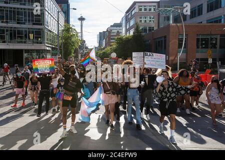 Des centaines de manifestants chantent pendant la toute la vie des Noirs, mars sur South Lake Union à Seattle, le jeudi 25 juin 2020. La marche a été organisée en soutien à la communauté noire LGBTQ+ et en solidarité pour les meurtres de Riah Milton et Dominique Rém'mie et d’autres femmes noires trans. Banque D'Images