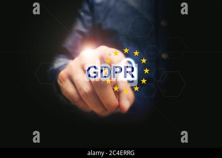 Homme d'affaires dirigeant le texte de la réglementation générale de la protection des données (RGPD). Banque D'Images