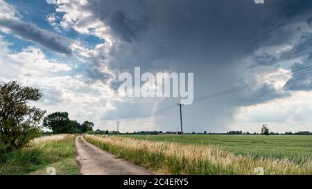 Willingham Cambridgeshire, Royaume-Uni. 26 juin 2020. Les orages et les nuages orageux traversent le paysage plat de marais tandis que la vague de chaleur apporte un temps chaud et humide. Crédit : Julian Eales/Alay Live News Banque D'Images