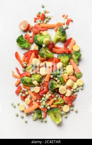 Aliments surgelés légumes colorés isolés sur fond blanc. Banque D'Images