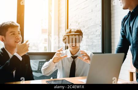 Équipe professionnelle avec micro-casques de réalité virtuelle au bureau. Banque D'Images