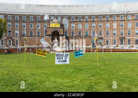 Bristol, Royaume-Uni. 26th juin 2020 extinction les manifestants de la rébellion de Bristol ont grimpé sur un toit de l'hôtel de ville de Bristol exigeant des conseillers s'engager à réduire la pollution de l'air de Bristol. Ils ont juré de rester là jusqu'à ce qu'ils obtiennent un engagement il y aura la qualité de l'air légale dans la ville. Banque D'Images