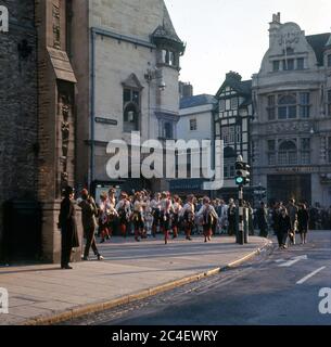 Morris Dancers à Queen Street, Oxford en 1974 Banque D'Images