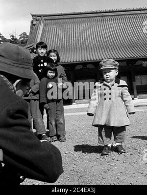 Enfant japonais posant pour le photographe de scène de rue des années 1950, Japon Banque D'Images